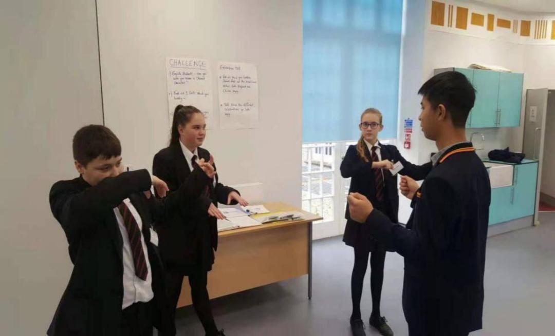 创校生录剑桥、去肯尼亚后变身“食堂警察”，90年历史的学校牛