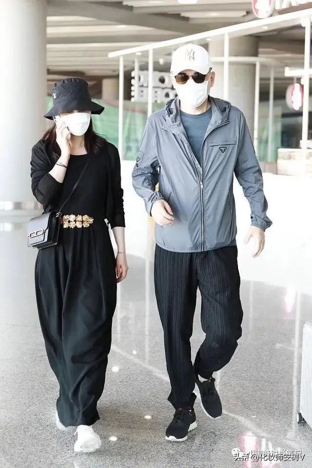 陈建斌蒋勤勤牵手现身机场 (陈建斌携手妻子蒋勤勤出席活动)