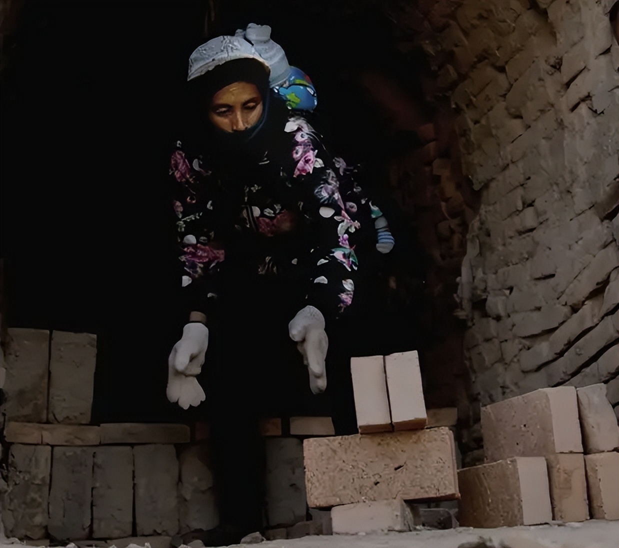 年前那位感动中国的春运母亲,12年前那位感动中国的春运妈妈