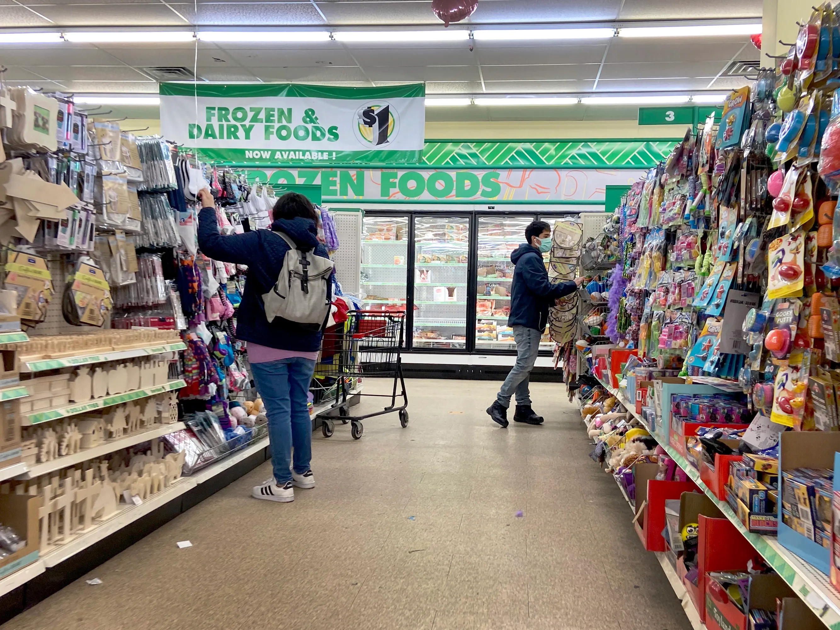 美国消费降级,消费降级人们的表现