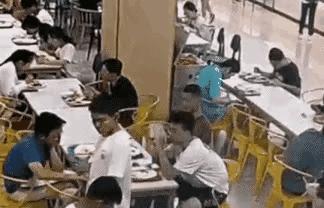 天津大学小仙女，跑路的样子太拉风，她为什么非要往同学头上扣饭