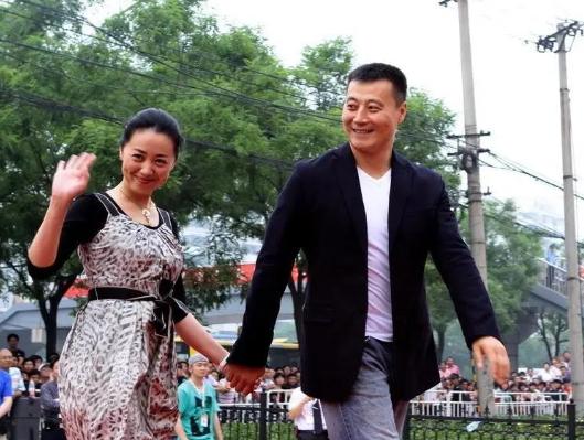 他9块钱娶了老婆住9平米的地下室7年,成名后也坚决不*妻换**