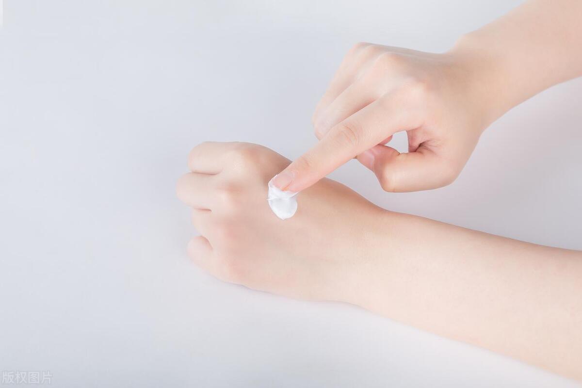 皮肤干燥起皮怎么办,干燥脱皮保湿最好用什么