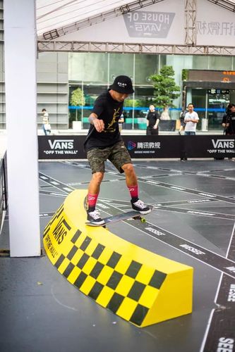 vans从巅峰到谷底,vans倒闭款