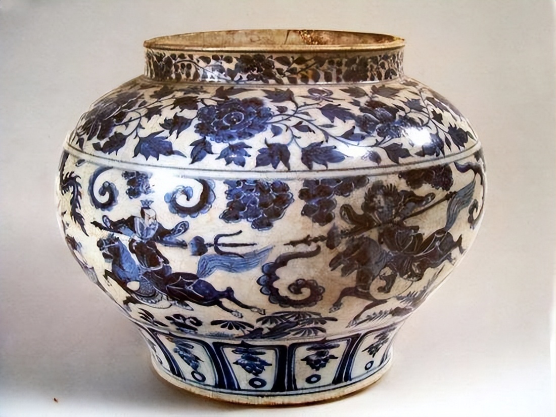 广西挖骨灰坛,工人挖出骨灰缸