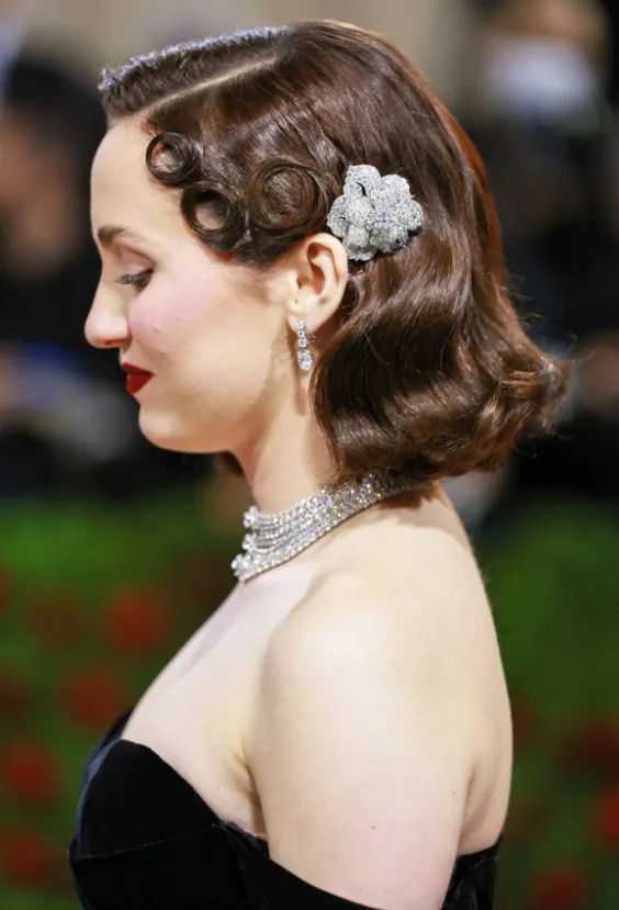 王冠要怎么戴才不会压塌头发,王冠头饰戴法