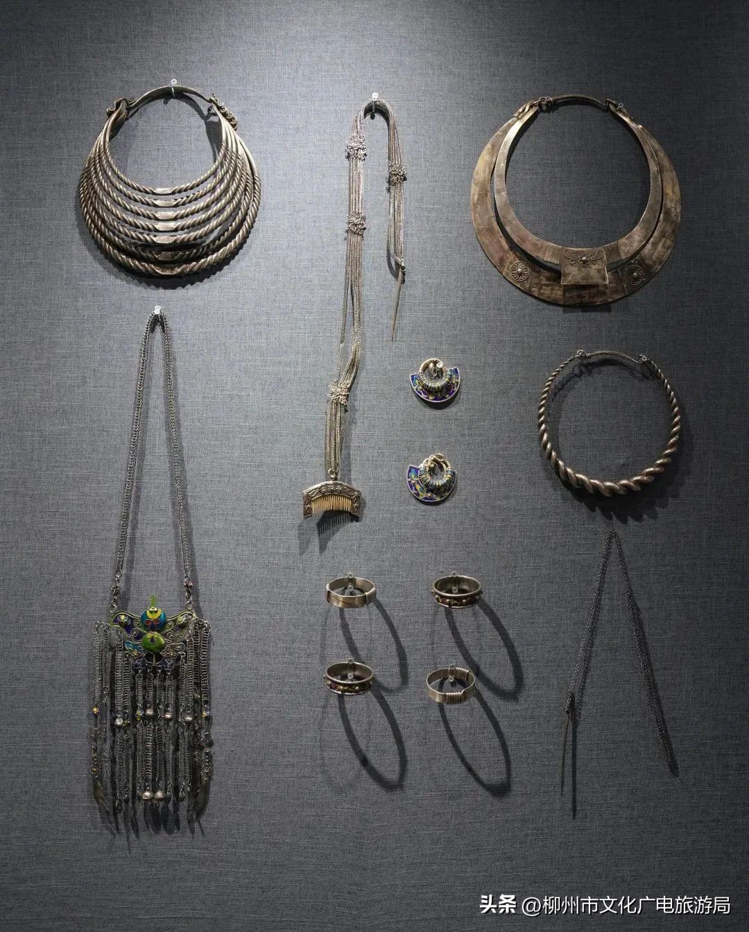 “巧手织就彩衣裳”市群艺馆馆藏少数民族服饰之“霓裳羽衣”，邀你云观展