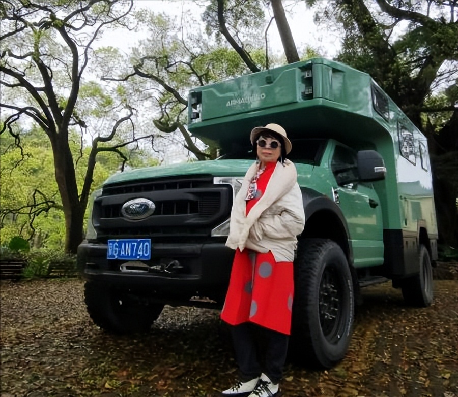 20岁小伙爱上39多岁女老板后续,19小伙子爱上大18岁女老板