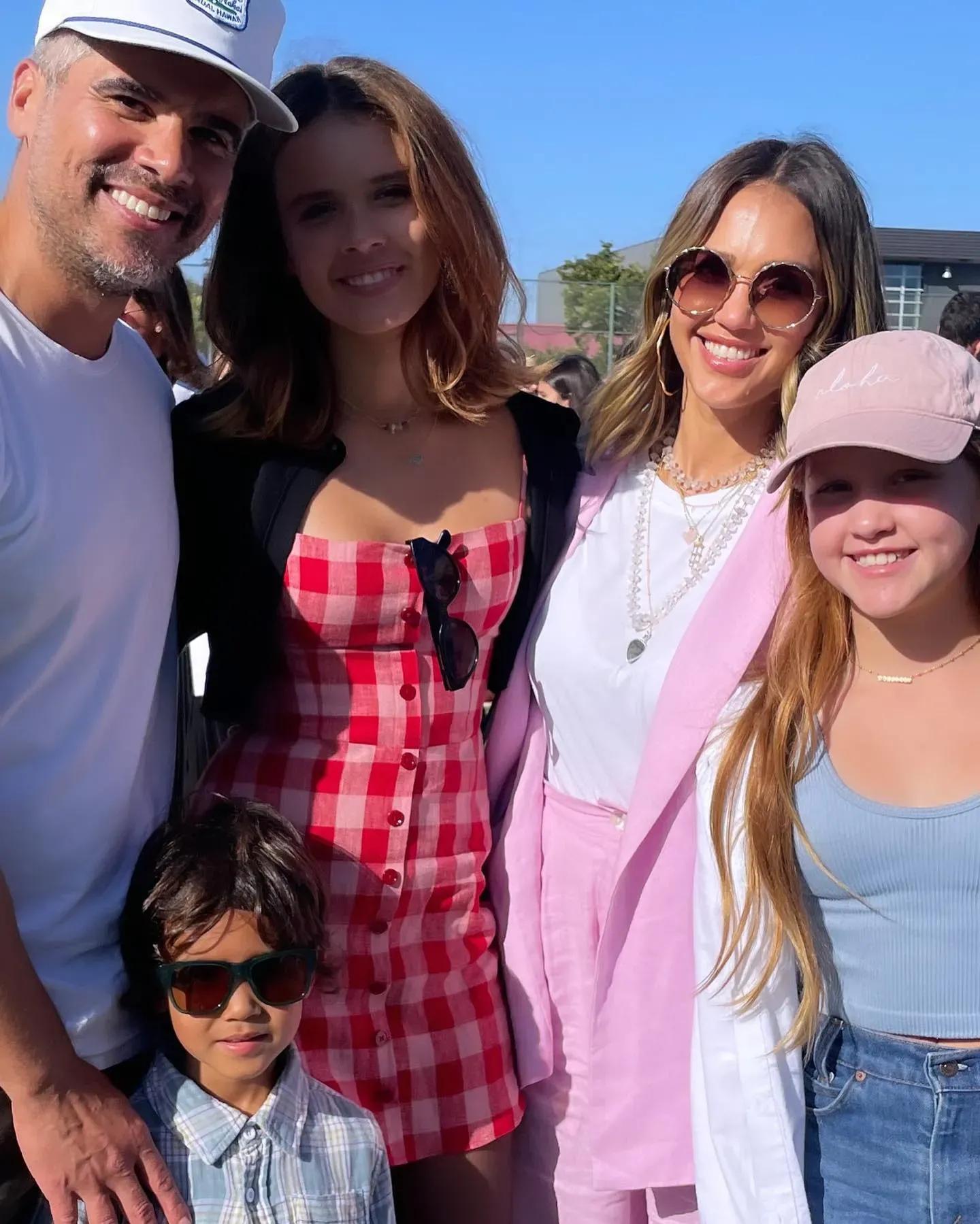 女神杰西卡阿尔芭意大利度假穿黑色比基尼和3个孩子甲板晒太阳