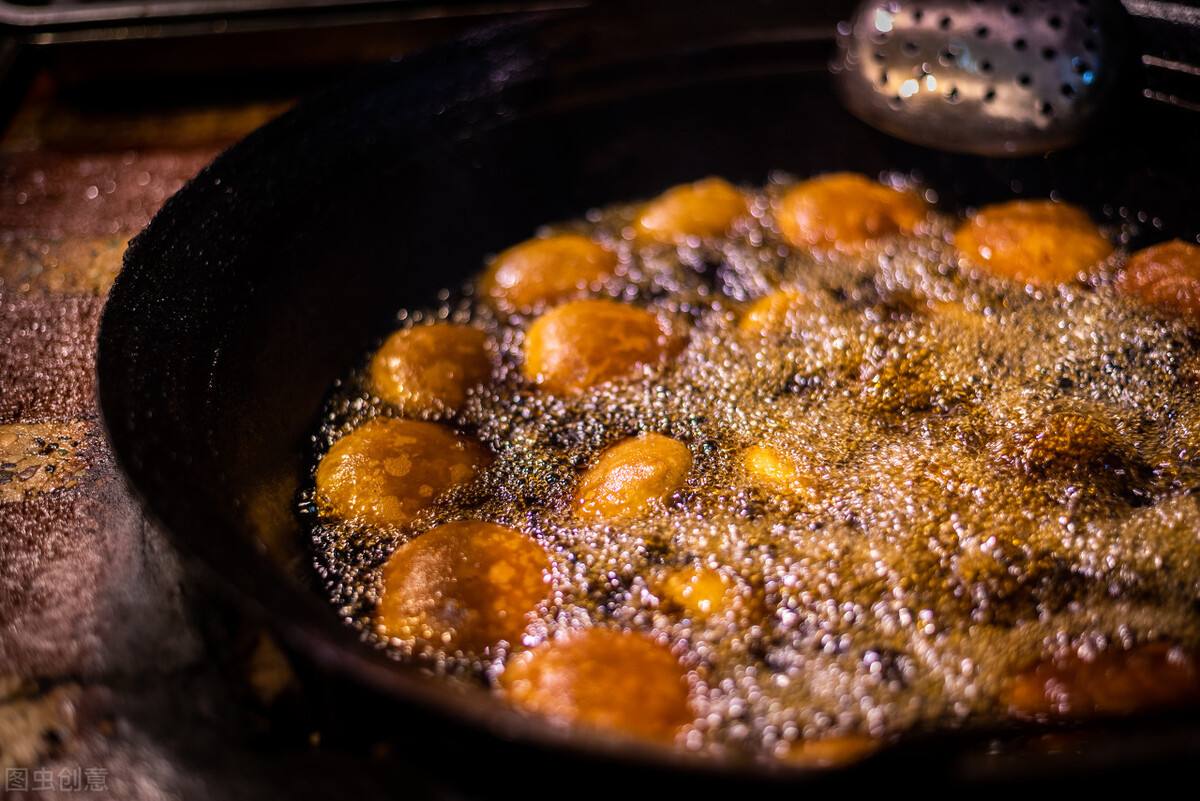 油炸的油如何去黑渣,油炸过的油怎么处理才会清