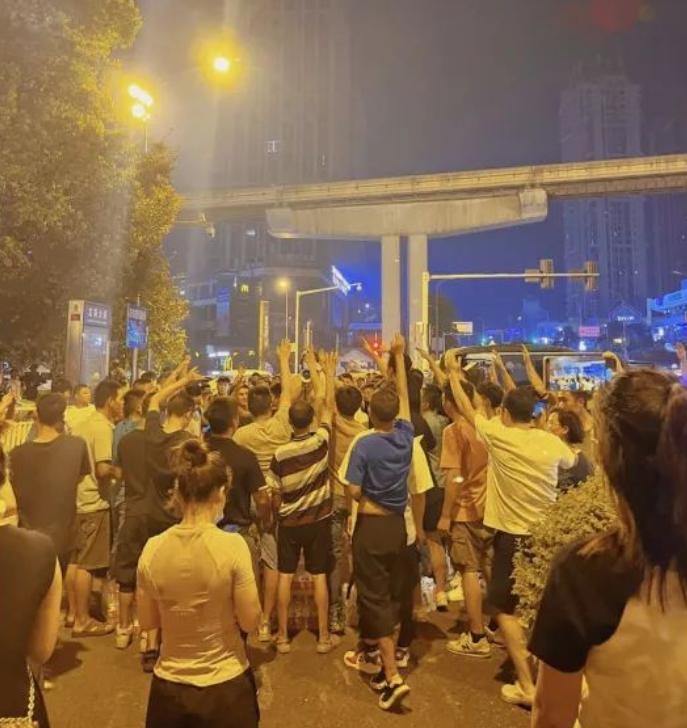 重庆山火救援震撼世界外媒评价,重庆人民为扑灭山火做了什么事