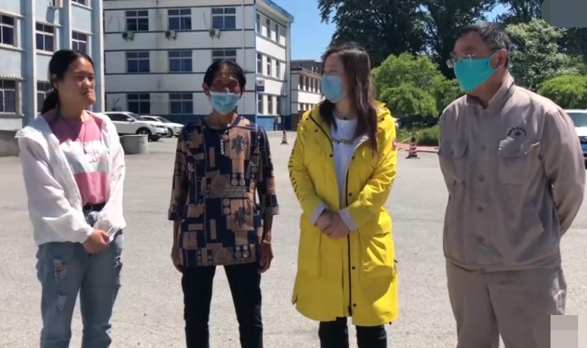 东北“歪脸”女孩整形成大美女，拒绝当网红，只想回山村当教师