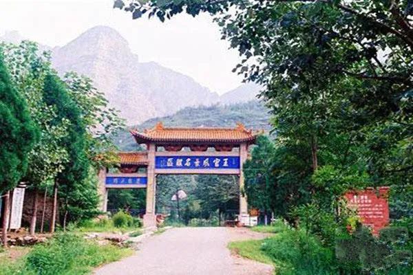 清王含光晚年隐居王官谷：门对天柱峰，窗掛千尺瀑。