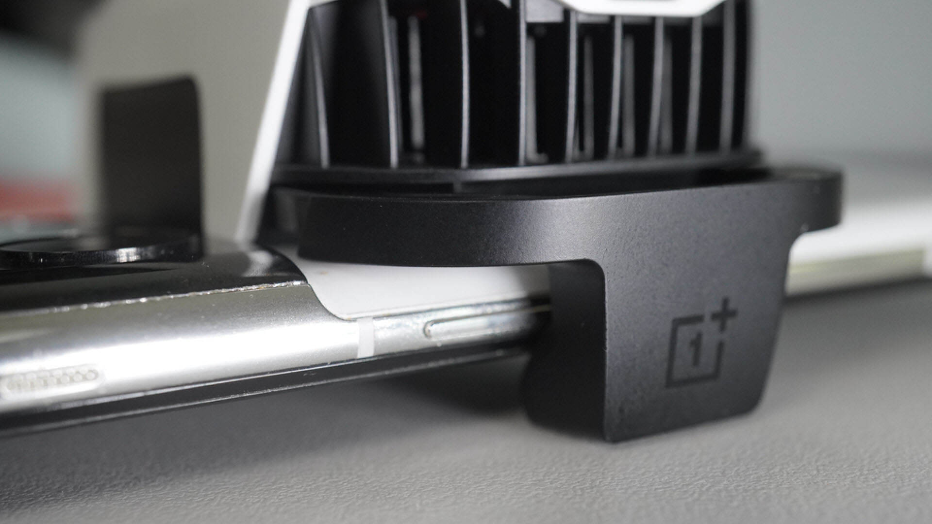 一加27w冰点散热背夹原神限定版,把手机冻感冒了