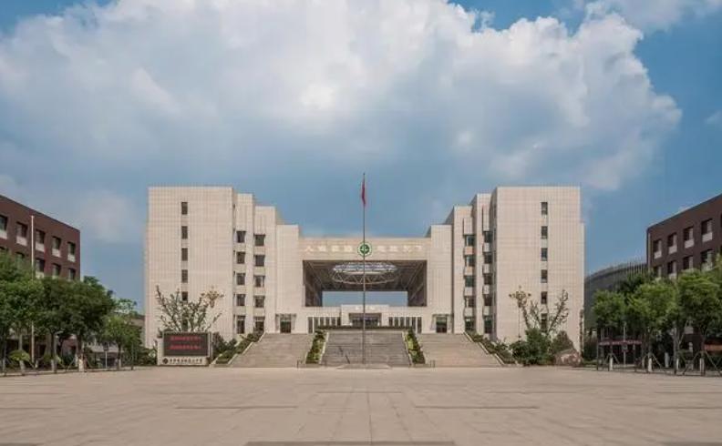 济南历城二中女足载誉返济,历城二中女足为国出征