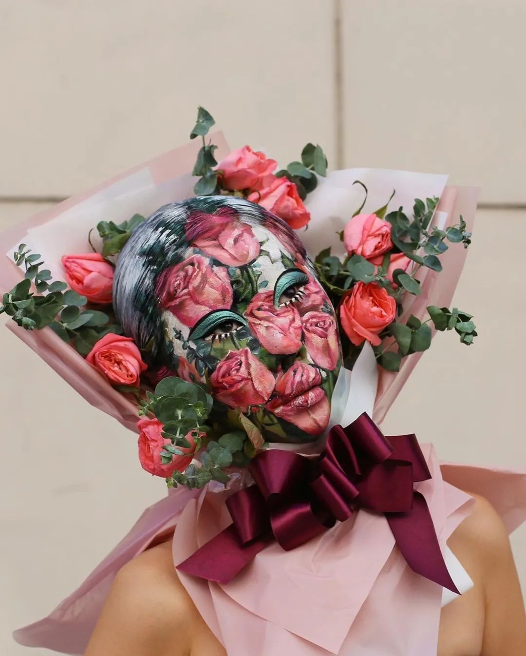 她脱去衣服,在自己皮肤上作画,狂吸63万粉,还能月入百万