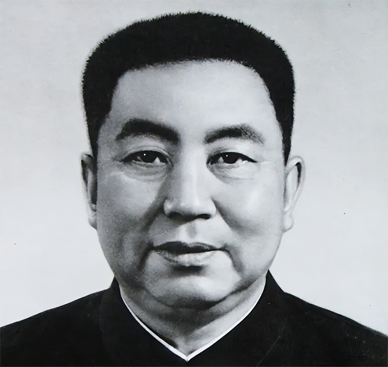 74年*国锋华**衣着朴素参加家长会，工人家长问其贵姓，答：中华的华