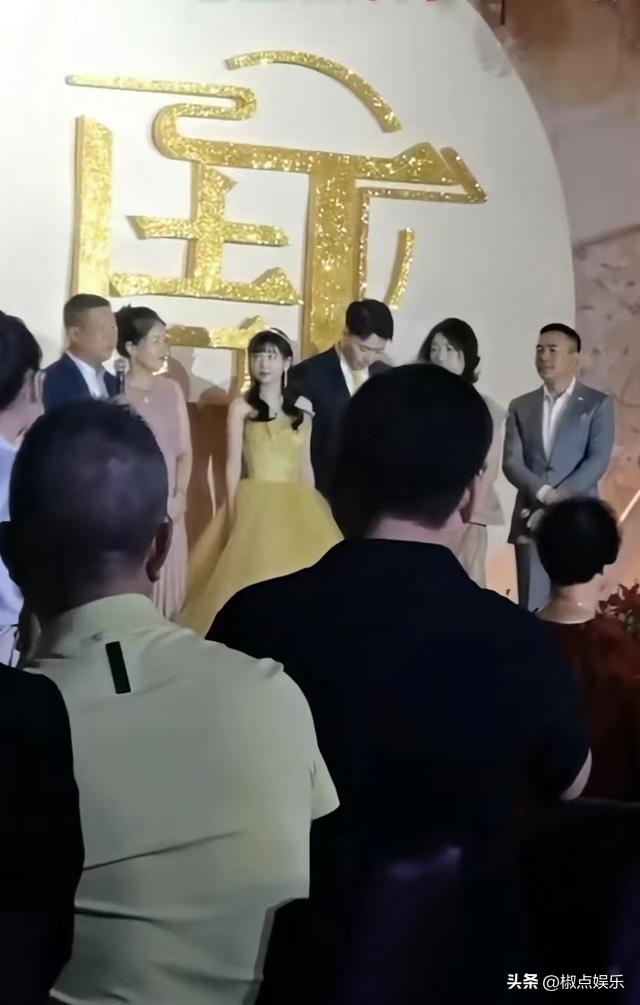 特步公主与七匹狼太子订婚！郎才女貌相当般配，岳父喊话多扶持
