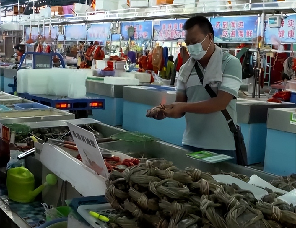 广东小伙子养黄油蟹,中国养殖黄油蟹