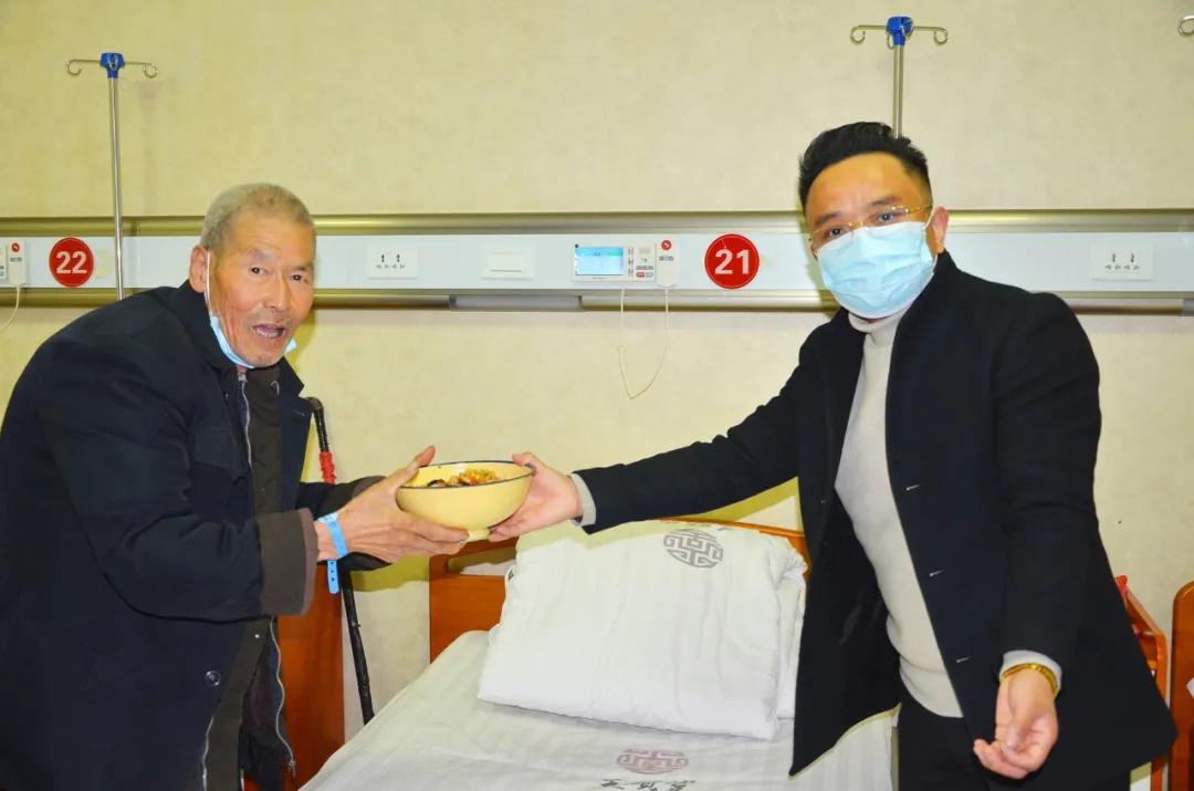 「暖心闻」西安天颐堂中医医院冬至日为患者送上一份“暖心”的健康饺子，愿疫情早日离去，望患者早日康复