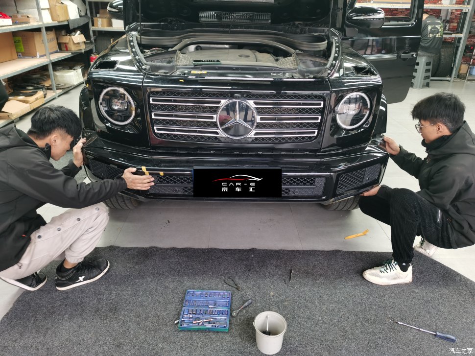 告别低配“蜡烛灯”，奔驰G350升级海拉几何多光束大灯