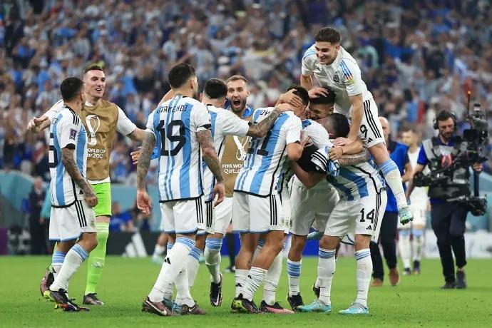 世界杯颁奖的空姐,中国空姐见证梅西颁奖