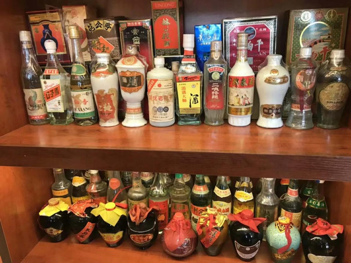 上海一大伯晒藏酒柜惹争议，行家直言：都是便宜酒，却想买买不到