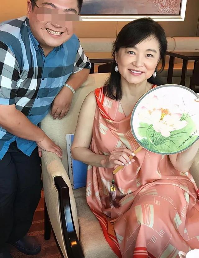 “内衣门”68岁的林青霞疑没穿内衣遭讽刺，对女神要求太苛刻了！