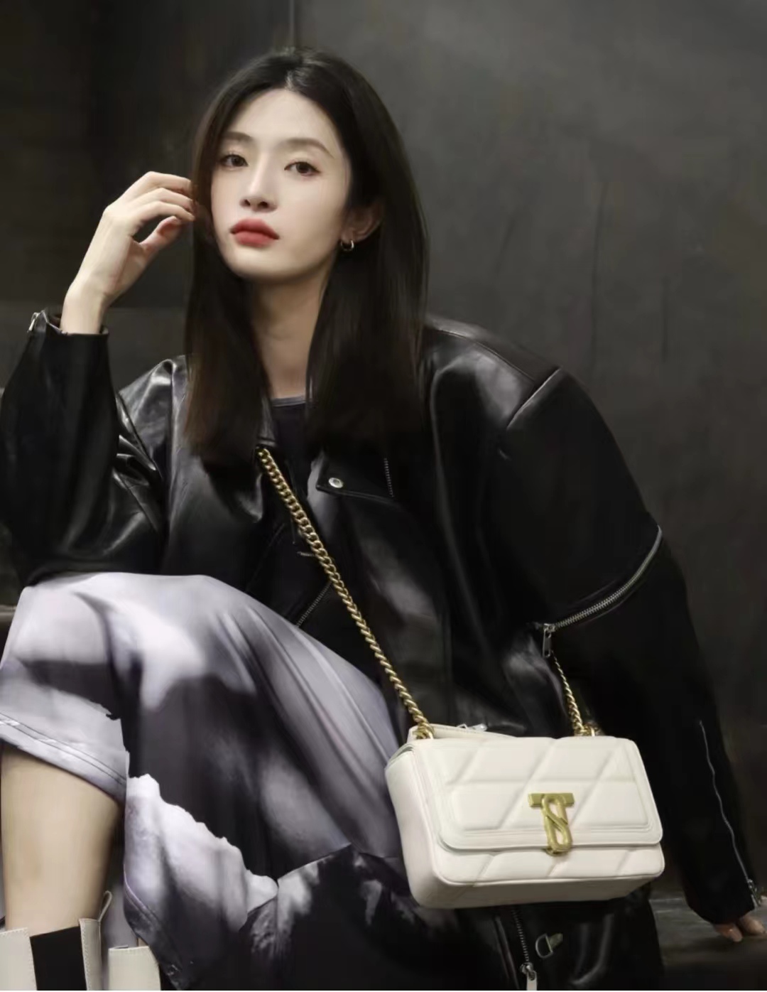 皮衣怎么搭配衣服女秋冬,2020洋气套装皮衣