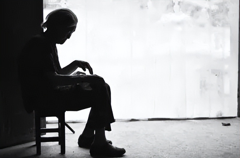 69岁的她，被29岁的年轻男子性侵，警察究竟会怎么处理？