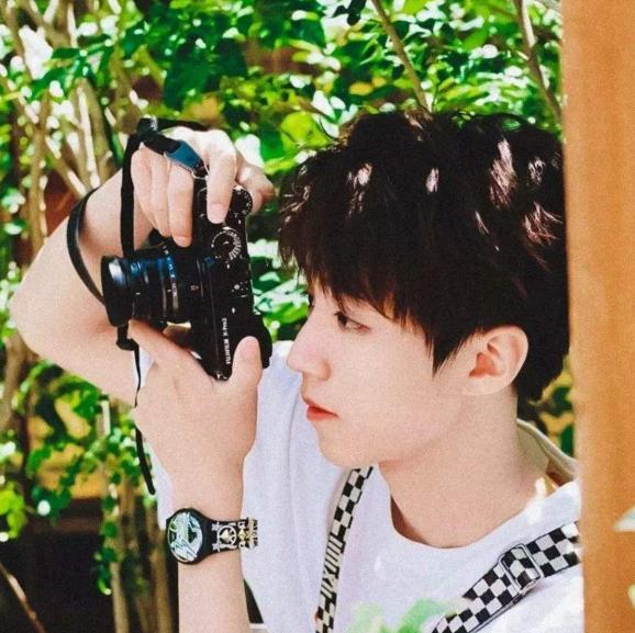 蒙牛主播“五次”叫错王俊凯，时候嬉皮笑脸，绿茶行为引粉丝不满