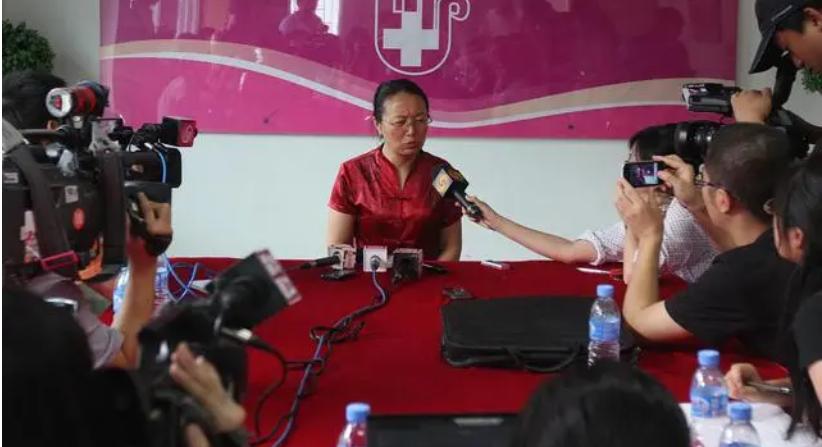 因嫌弃家属给的红包太少，助产士竟将产妇的肛门缝上？