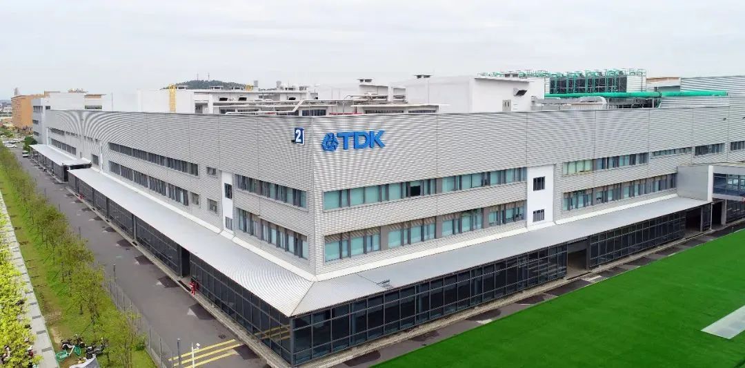 扛起红旗,扛起红旗往前走