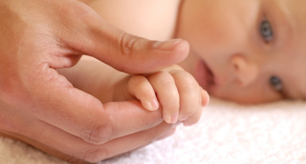 婴儿脐疝复位按摩技巧,怎么给婴儿按摩穴位