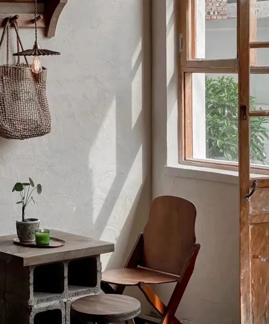 稻草泥漆和乳胶漆哪个划算,乳胶漆跟稻草漆施工工艺一样吗