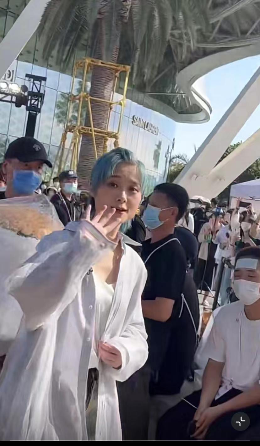 亮眼李宇春现身机场,李宇春短裤闪耀红毯