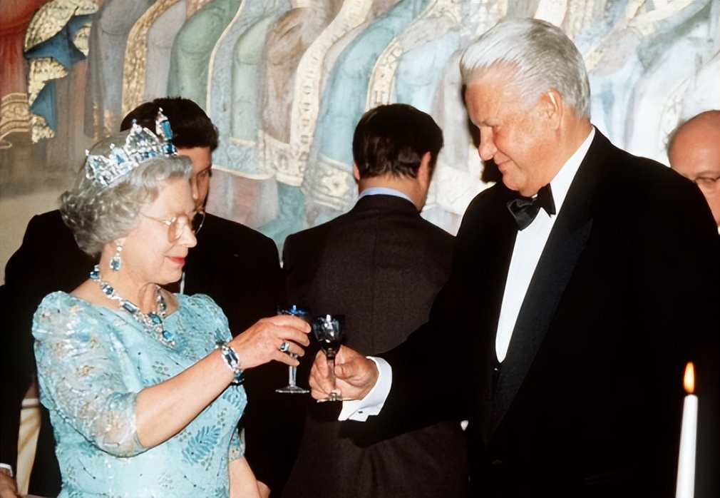 登基70周年！每年一张照片带你回顾女王的传奇人生