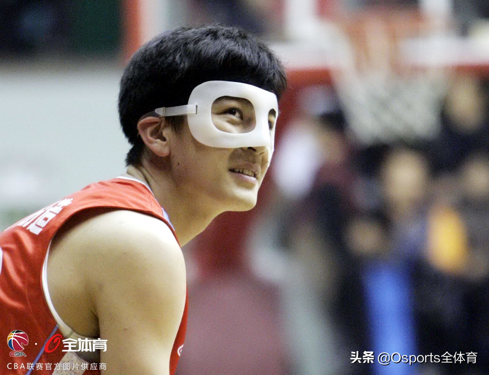 cba教练杨鸣为啥不能站起来,cba儒雅教练杨鸣名场面