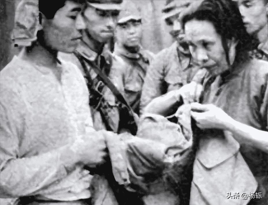 高清老照片：旗人格格大腿岔开豪放洗衣，地主三妻四妾不输女明星