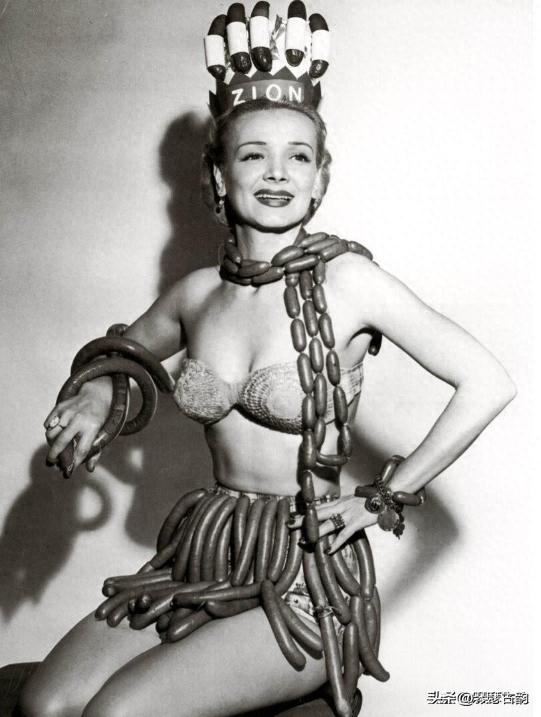 高清老照片：旗人格格大腿岔开豪放洗衣，地主三妻四妾不输女明星