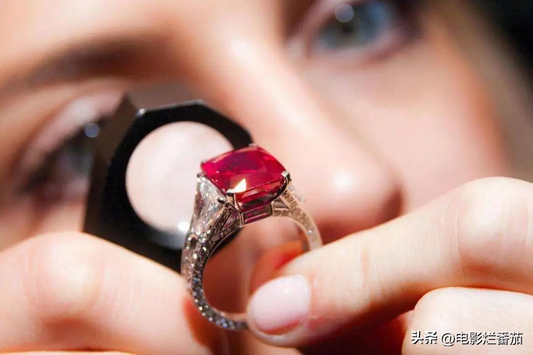 卡塔尔王太后配饰价格,卡塔尔王太后佩戴价值200万的胸针