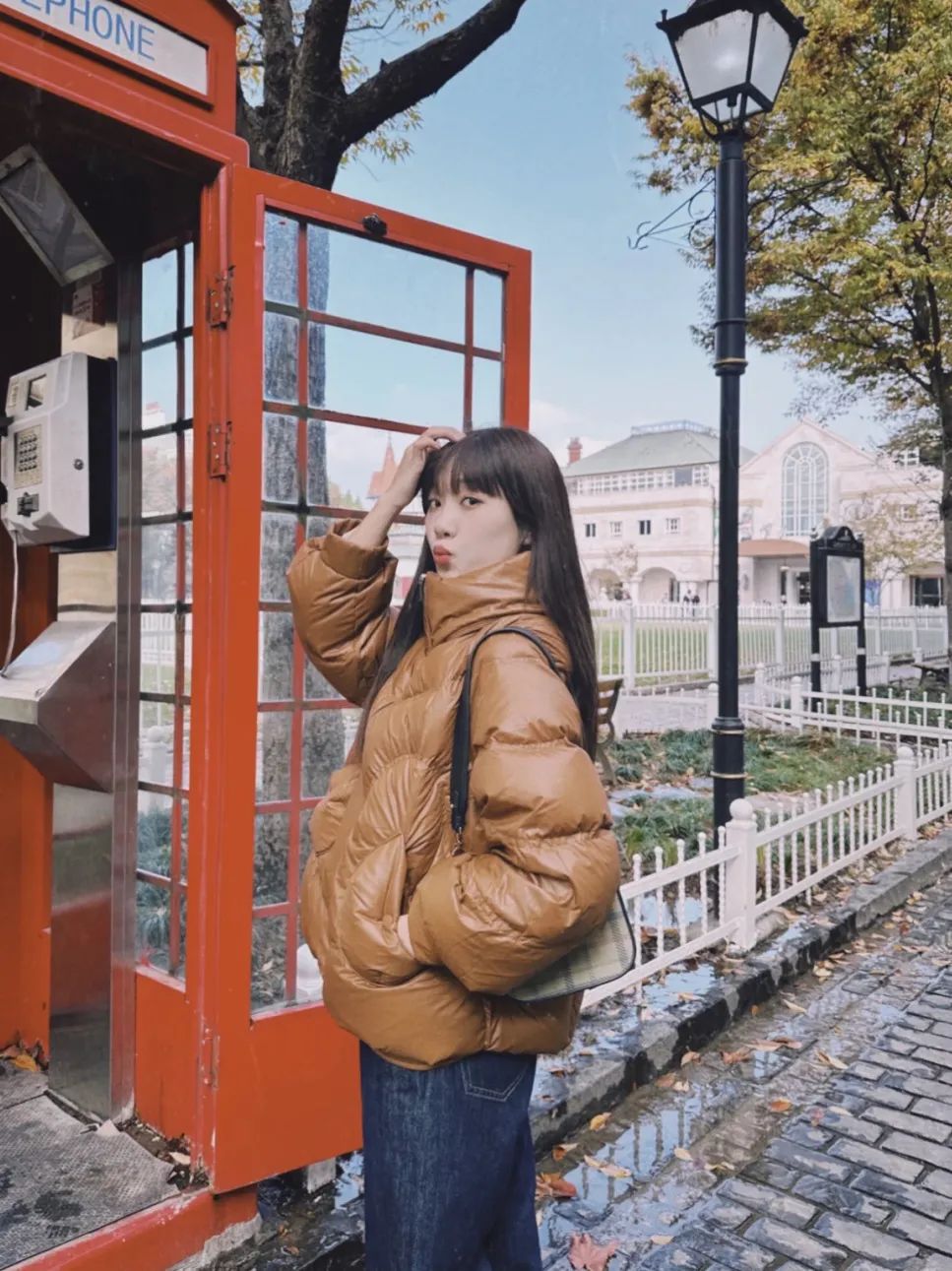 羽绒服卫衣裙搭配,今年流行穿搭羽绒服加什么靴子