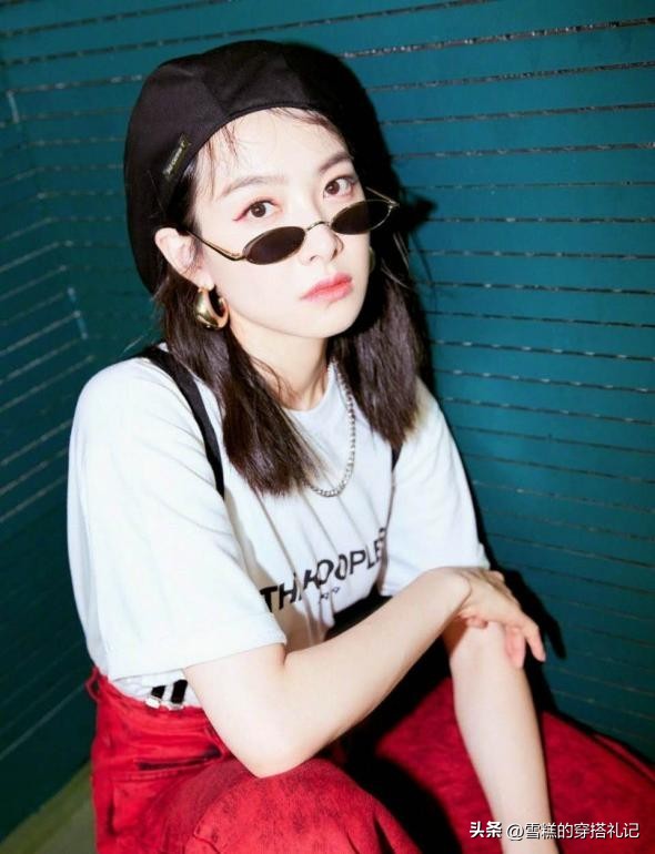 皮肤偏黄的女生适合什么颜色,皮肤偏黄的女生适合什么衣服