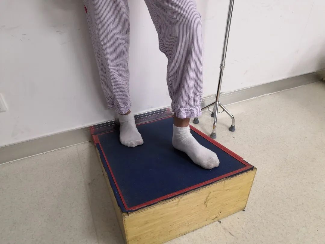 脑梗走路拖脚康复训练方法,脑梗后下肢康复训练教程