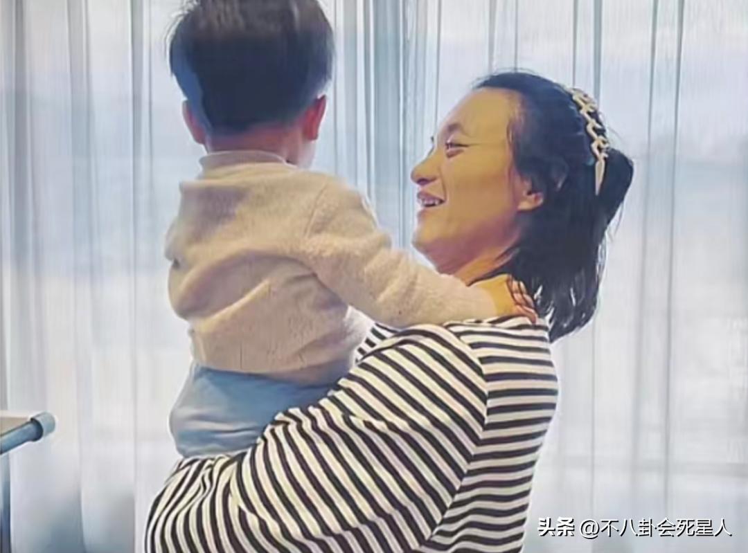 周一围上综艺被打马赛克，扎辫子越来越“姨化”