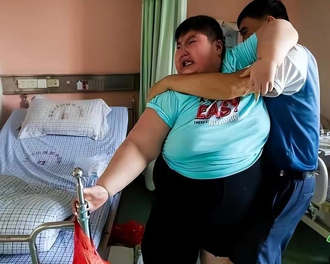 江西一男孩14岁达到300斤,10岁男孩一顿吃三碗体重飙到130斤