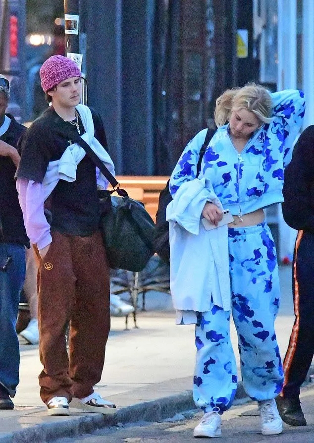 小贝大儿子抱女儿小七最新照片,小贝女儿和小七接吻