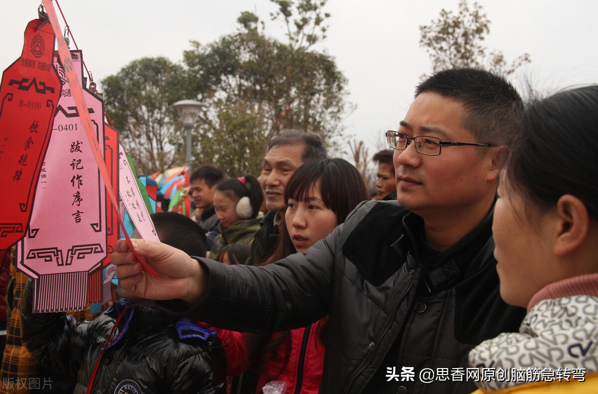 四柱短又短,两耳像蒲扇,鼻子哼哼响,尾巴打个圈(打一动物)