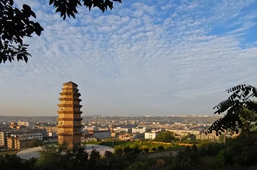 药王故里美丽铜川,踢着足球骑摩托