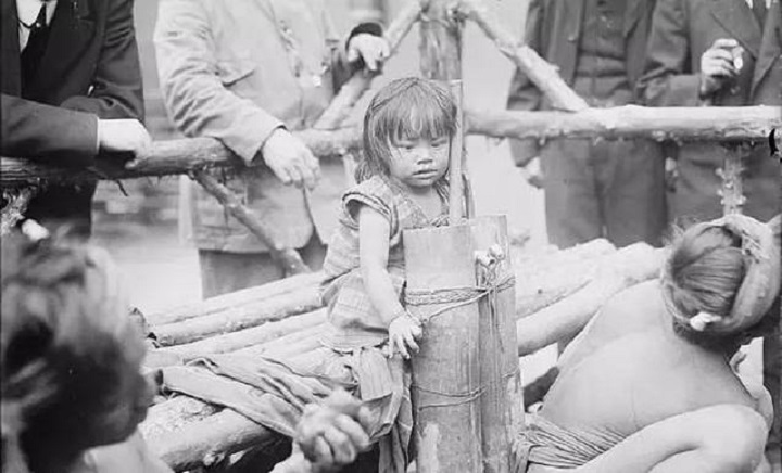 因身形奇特，非洲女孩被关铁笼当动物展览了5年，死后被制成标本